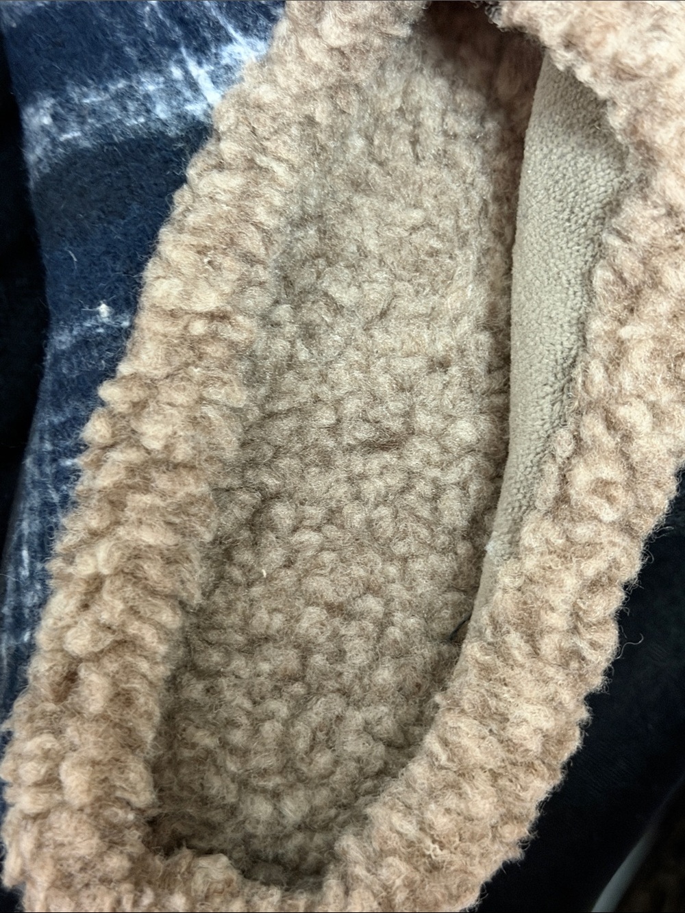 Isotoner house slippers with memory foam - Picture 4 of 4